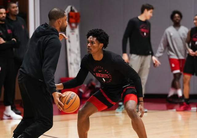 世界杯比赛在线观看地址-乌度卡乱用人，火箭队仅8人轮换，双锋线31中9，阿门没三分上限低